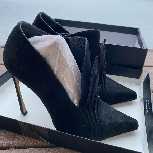 Layered suede ankle bootie by Sergio Rossi. Sz.8 - Picture 4 of 7